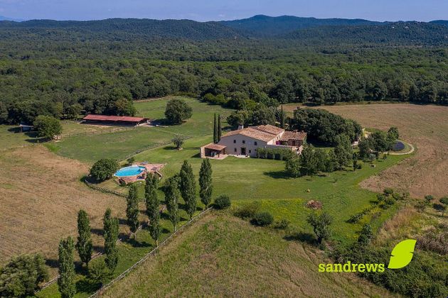 Foto 2 de Venta de casa rural en Cassà de la Selva de 8 habitaciones con terraza y piscina