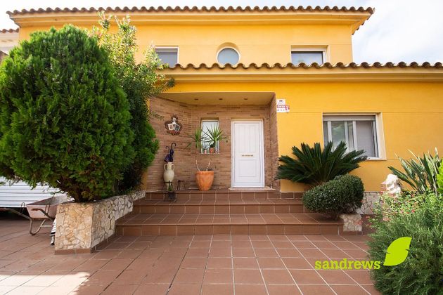 Foto 2 de Casa adosada en venta en Lladó de 5 habitaciones con terraza y piscina