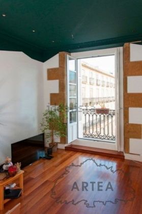 Foto 1 de Piso en alquiler en Casco Viejo de 2 habitaciones con muebles y balcón