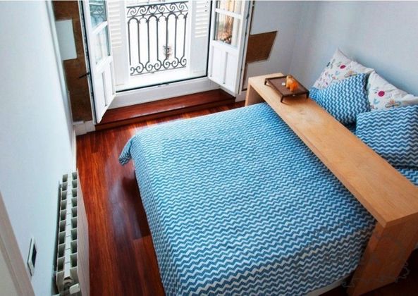 Foto 2 de Piso en alquiler en Casco Viejo de 2 habitaciones con muebles y balcón