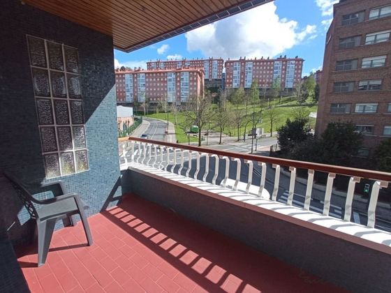 Foto 2 de Pis en venda a Txurdinaga de 3 habitacions amb terrassa i garatge