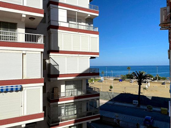 Foto 1 de Piso en alquiler en paseo Maritimo Poniente de 2 habitaciones con terraza y piscina