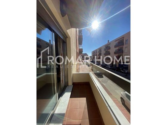Foto 1 de Alquiler de piso en calle Acuario de 2 habitaciones con muebles y balcón
