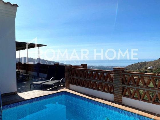 Foto 2 de Casa rural en venda a calle Frigiliana de 3 habitacions amb terrassa i piscina