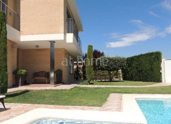 Foto 2 de Venta de chalet en Los Monasterios-Alfinach de 6 habitaciones con terraza y piscina