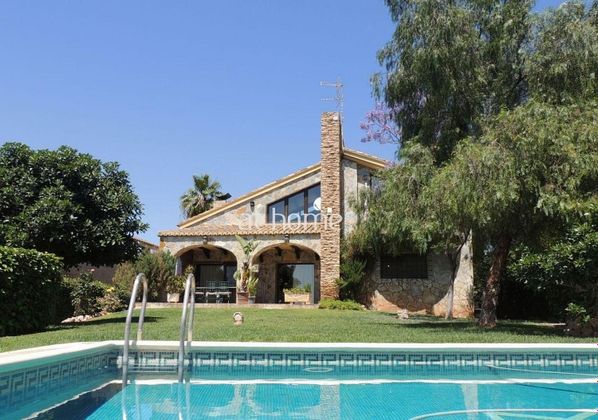 Foto 1 de Venta de casa en Los Monasterios-Alfinach de 4 habitaciones con terraza y piscina