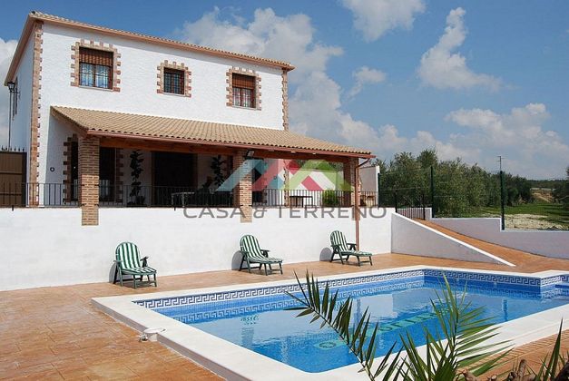 Foto 2 de Casa en venda a Cabra de 4 habitacions amb terrassa i piscina
