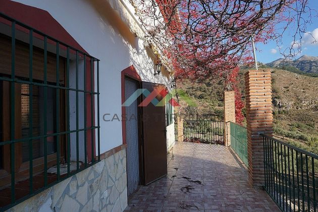 Foto 1 de Casa en venta en Alcaucín de 4 habitaciones con terraza y jardín