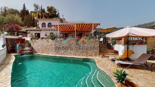 Foto 1 de Venta de chalet en Algarrobo de 5 habitaciones con terraza y piscina