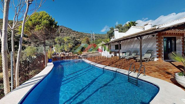 Foto 1 de Venta de casa en Iznájar de 5 habitaciones con terraza y piscina