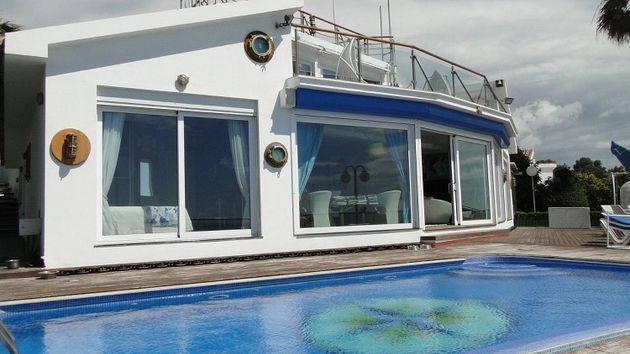 Foto 2 de Chalet en venta en El Faro de Calaburra - Chaparral de 7 habitaciones con terraza y piscina