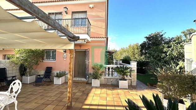 Foto 1 de Casa adossada en venda a Vista Alegre de 4 habitacions amb terrassa i piscina