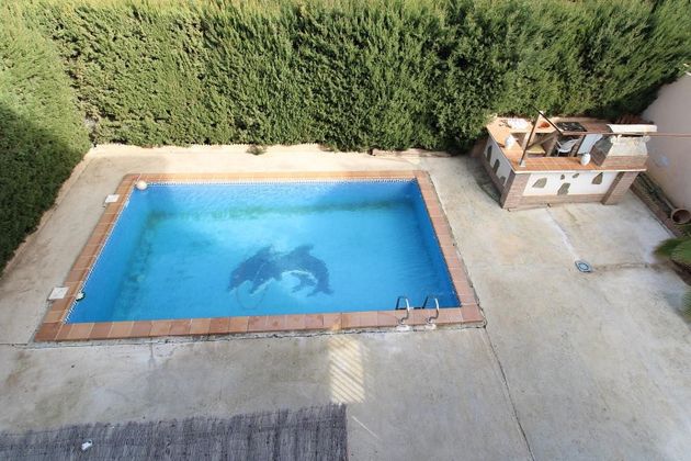 Foto 2 de Venta de chalet en Cúllar Vega de 4 habitaciones con terraza y piscina