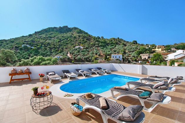 Foto 2 de Casa adossada en venda a Comares de 5 habitacions amb terrassa i piscina