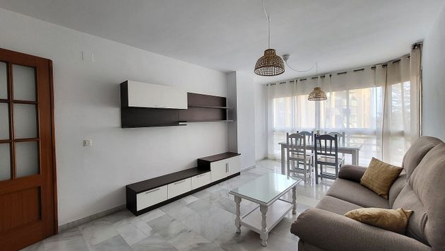 Foto 2 de Alquiler de piso en Carlos Haya de 3 habitaciones con garaje y muebles