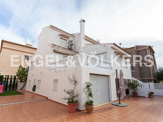Foto 1 de Chalet en venta en Oliva Playa de 4 habitaciones con terraza y jardín