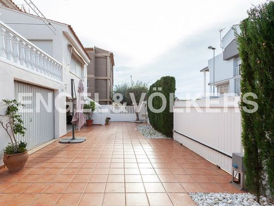 Foto 2 de Xalet en venda a Oliva Playa de 4 habitacions amb terrassa i jardí