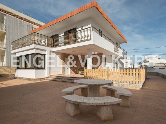 Foto 1 de Chalet en venta en Moncófar playa de 6 habitaciones con terraza y jardín