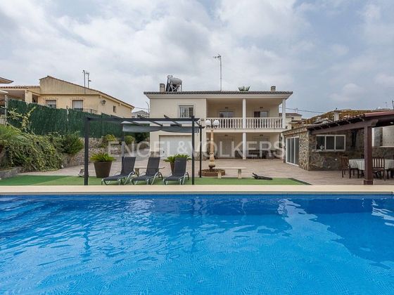 Foto 1 de Chalet en venta en Alginet de 5 habitaciones con terraza y piscina