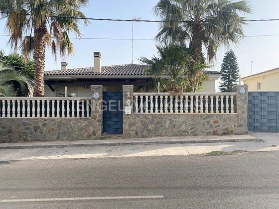 Foto 2 de Chalet en venta en Alginet de 5 habitaciones con terraza y piscina