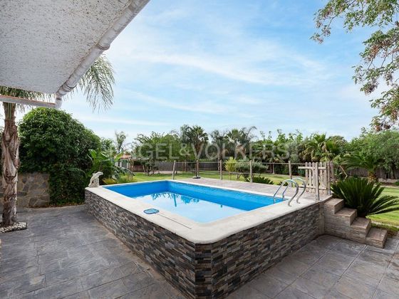 Foto 2 de Venta de chalet en Benaguasil de 5 habitaciones con piscina y jardín