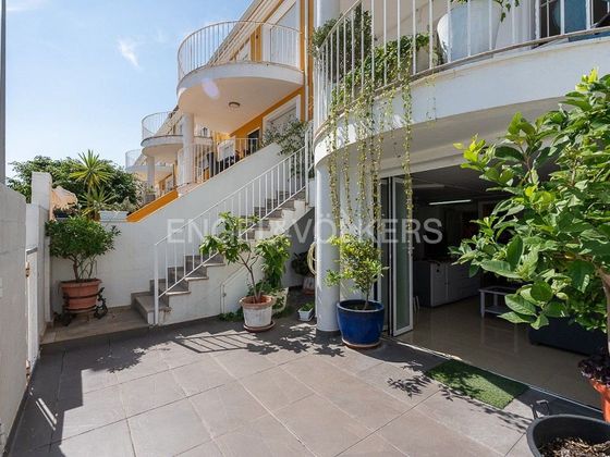 Foto 2 de Casa adosada en venta en Daimús de 4 habitaciones con piscina y jardín