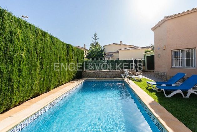 Foto 2 de Xalet en venda a Oliva Nova de 2 habitacions amb terrassa i piscina