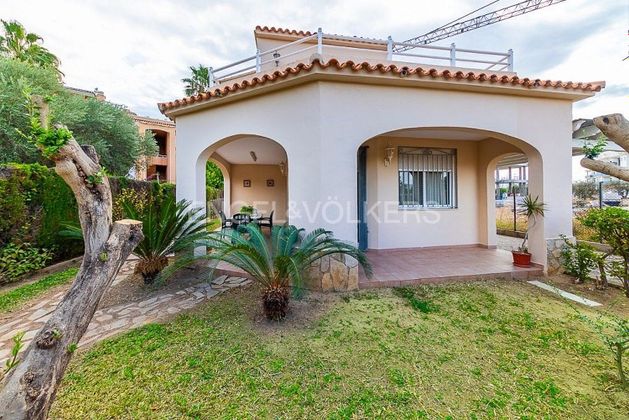 Foto 1 de Xalet en venda a Oliva Nova de 4 habitacions amb terrassa i piscina