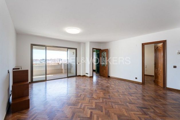 Foto 2 de Alquiler de piso en Exposició de 1 habitación con muebles y balcón