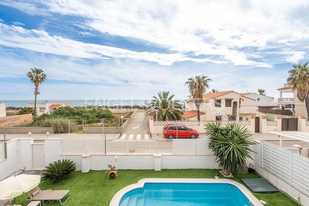 Foto 2 de Venta de chalet en La Torre - Playa de Chilches de 4 habitaciones con terraza y piscina