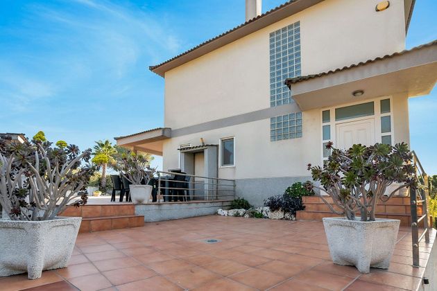 Foto 2 de Venta de chalet en Castellví de Rosanes de 5 habitaciones con terraza y piscina