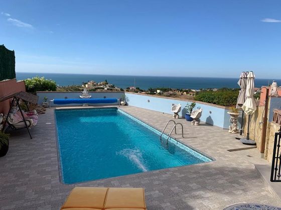Foto 1 de Xalet en venda a Benajarafe – Almayate de 8 habitacions amb terrassa i piscina