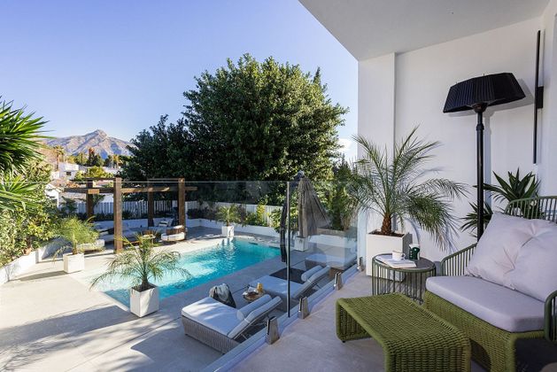 Foto 1 de Xalet en venda a Nueva Andalucía centro de 5 habitacions amb terrassa i piscina