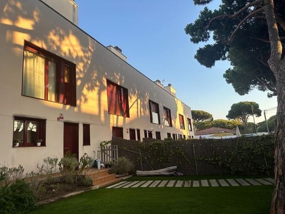 Foto 1 de Casa adossada en venda a La Pineda de 3 habitacions amb terrassa i piscina