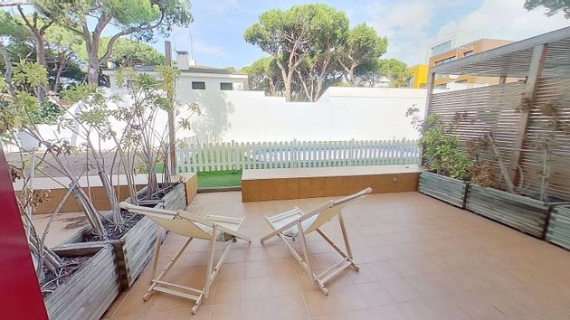 Foto 2 de Casa adosada en venta en La Pineda de 3 habitaciones con terraza y piscina