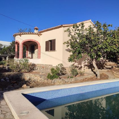 Foto 1 de Casa adosada en venta en calle Zeus de 2 habitaciones con terraza y piscina