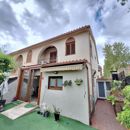 Foto 1 de Casa en venda a Can Deu - La Planada - Sant Julià de 4 habitacions amb jardí i balcó