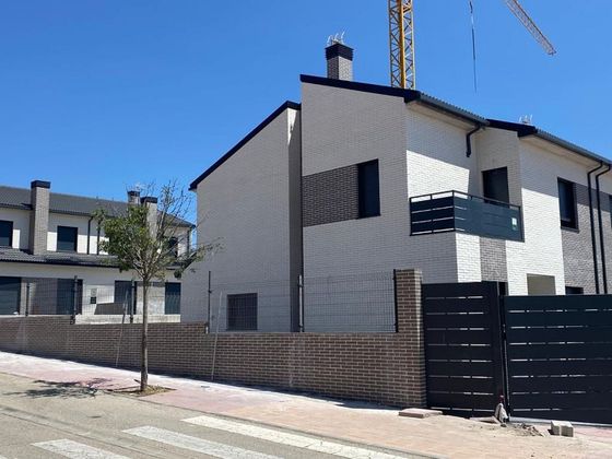 Foto 1 de Casa en venda a calle Prado de la Laguna de 5 habitacions amb jardí i aire acondicionat