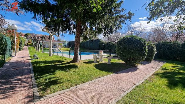 Foto 1 de Casa adosada en venta en Monte Rozas de 5 habitaciones con piscina y garaje