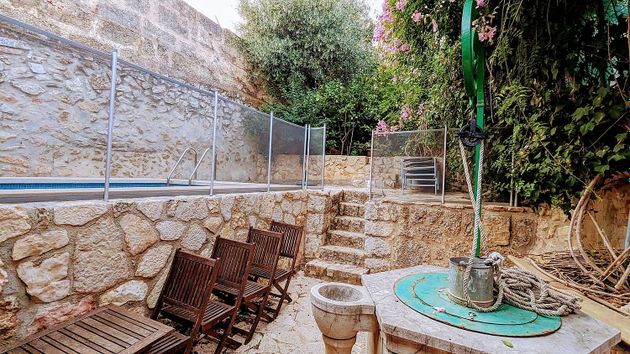 Foto 1 de Casa adossada en venda a calle Nou de 5 habitacions amb terrassa i piscina