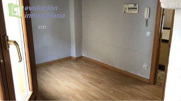 Foto 2 de Pis en venda a calle Ramón y Cajal de 2 habitacions amb calefacció