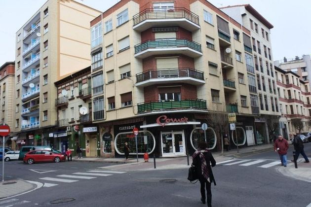 Foto 1 de Pis en venda a calle Ramón y Cajal de 4 habitacions amb terrassa