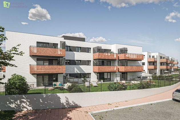 Foto 2 de Piso en venta en calle Fuenteovejuna de 3 habitaciones con terraza y piscina