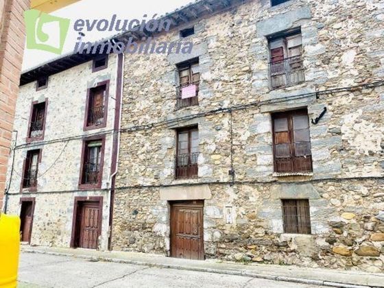 Foto 1 de Casa rural en venta en calle Ramón y Cajal de 3 habitaciones con jardín