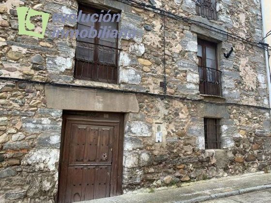 Foto 2 de Casa rural en venda a calle Ramón y Cajal de 3 habitacions amb jardí