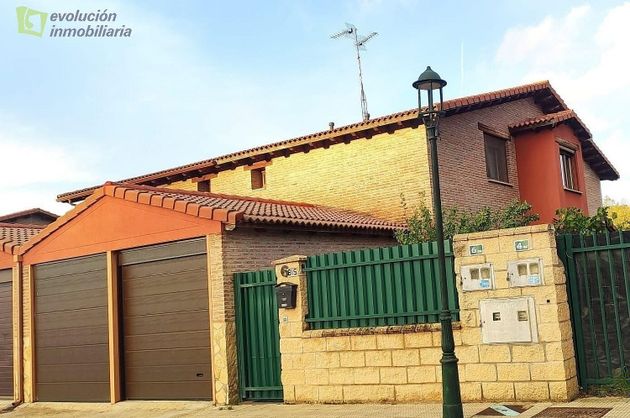 Foto 1 de Casa en venda a Valdorros de 4 habitacions amb terrassa i garatge