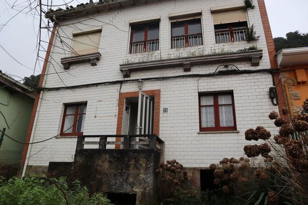 Foto 1 de Casa adossada en venda a Castrillón de 4 habitacions amb terrassa i jardí