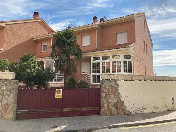 Foto 1 de Casa adossada en venda a La Pizarra de 5 habitacions amb terrassa i piscina