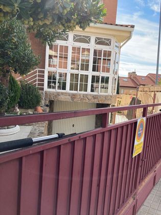 Foto 2 de Casa adossada en venda a La Pizarra de 5 habitacions amb terrassa i piscina