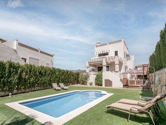 Foto 1 de Xalet en venda a El Padrón - El Velerín - Voladilla de 4 habitacions amb terrassa i piscina